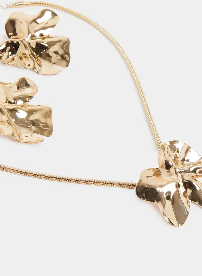 ستايلي طقم من عقد وأقراط بتصميم زهرة